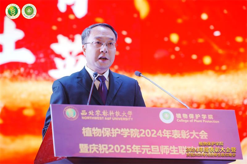 8001.自拍视频
党委书记黄明学主持表彰大会.jpg