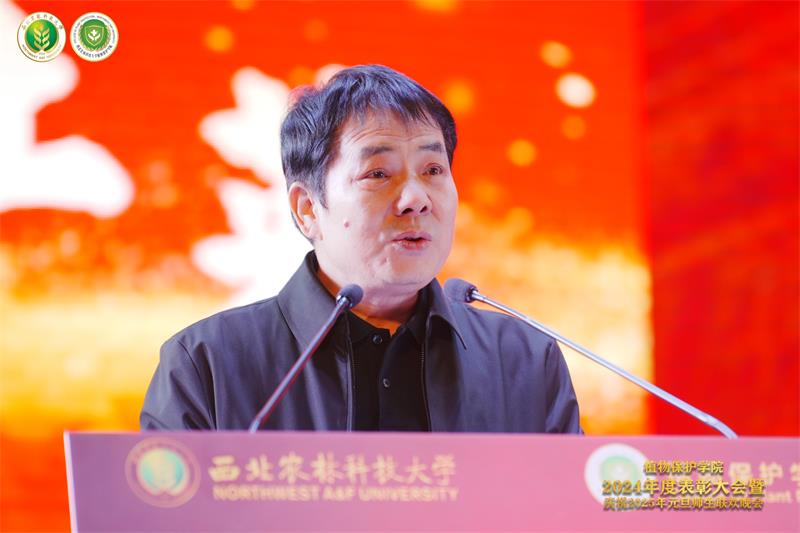 8003.自拍视频
副院长闫建兴宣读表彰2024年度学院先进个人、师德师风优秀教师、安全管理先进实验室的决定.jpg