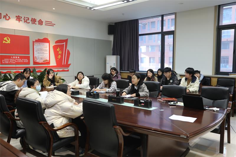 b5f2323995594448a4e3c16e390f6ac9.jpg 张艳玲讲党课800.jpg