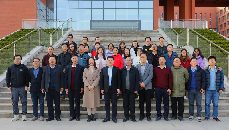 c25443b9332a495db0bc2d09362f76d5.jpg 一带一路创新院启动会参会人员合影.jpg